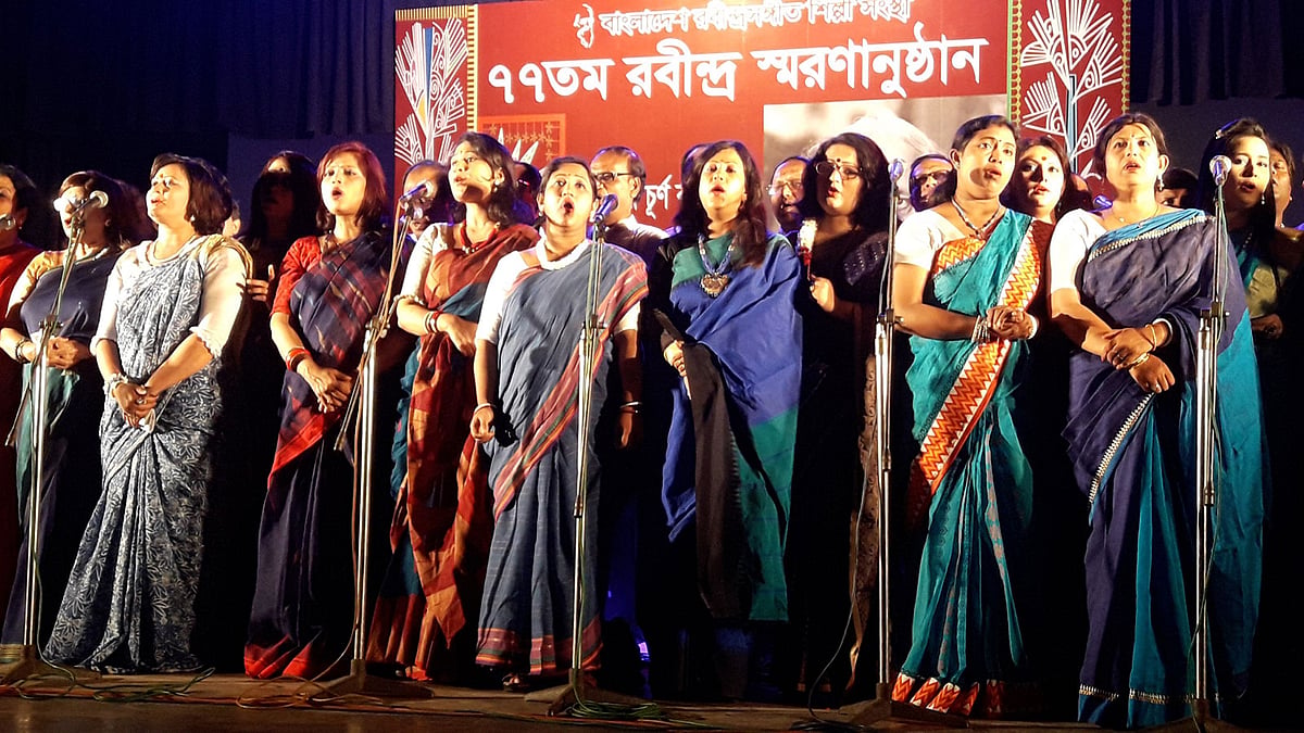 জাতীয় জাদুঘরে রবীন্দ্র-স্মরণ অনুষ্ঠানের শুরুতে রবীন্দ্রসংগীত শিল্পী সংস্থার শিল্পীরা সমবেত সংগীত পরিবেশন করেন। ছবি: প্রথম আলো