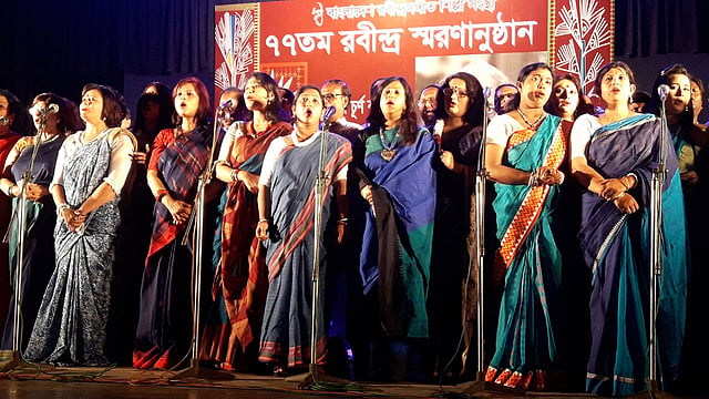 জাতীয় জাদুঘরে রবীন্দ্র-স্মরণ অনুষ্ঠানের শুরুতে রবীন্দ্রসংগীত শিল্পী সংস্থার শিল্পীরা সমবেত সংগীত পরিবেশন করেন। ছবি: প্রথম আলো