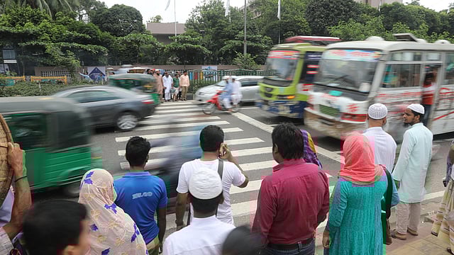ট্রাফিক আইন মানতে সচেতনতা আসছে সাধারণ মানুষের মধ্যে। ব্যস্ত সড়ক পারাপারের জন্য জেব্রা ক্রসিংয়ে অপেক্ষা করছে পথচারীরা। কারওয়ান বাজার মোড়, ৮ সেপ্টেম্বর। ছবি: দীপু মালাকার