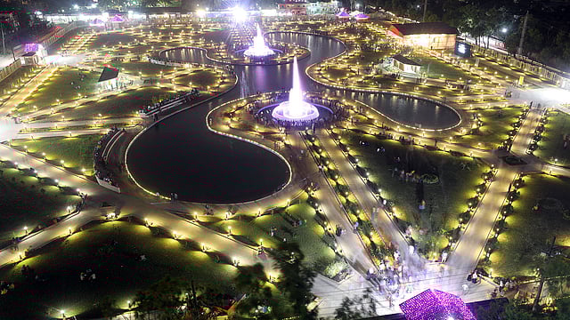 উদ্বোধনের পর চট্টগ্রাম নগরের নবনির্মিত আগ্রাবাদ জাম্বুরি পার্ক দেখতে ভিড় মানুষের। চট্টগ্রাম, ৮ সেপ্টেম্বর। ছবি: সৌরভ দাশ