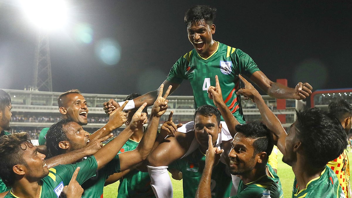 আজও এমন উৎসব দেখার জন্যই মাঠে আসবেন দর্শকেরা। ছবি: প্রথম আলো