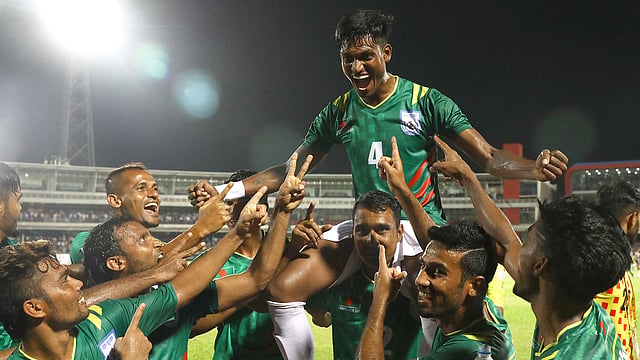 আজও এমন উৎসব দেখার জন্যই মাঠে আসবেন দর্শকেরা। ছবি: প্রথম আলো