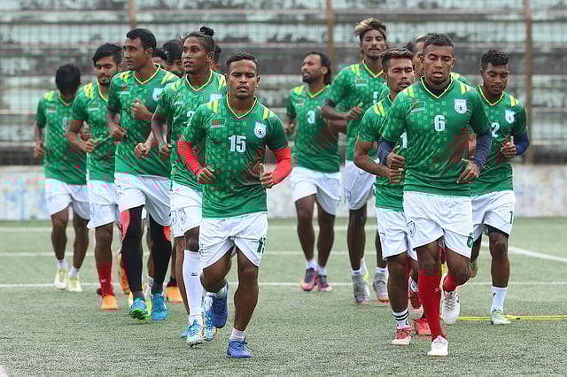 নেপালের বিপক্ষে ম্যাচ সামনে রেখে অনুশীলনে বাংলাদেশ ফুটবল দল। ছবি: প্রথম আলো