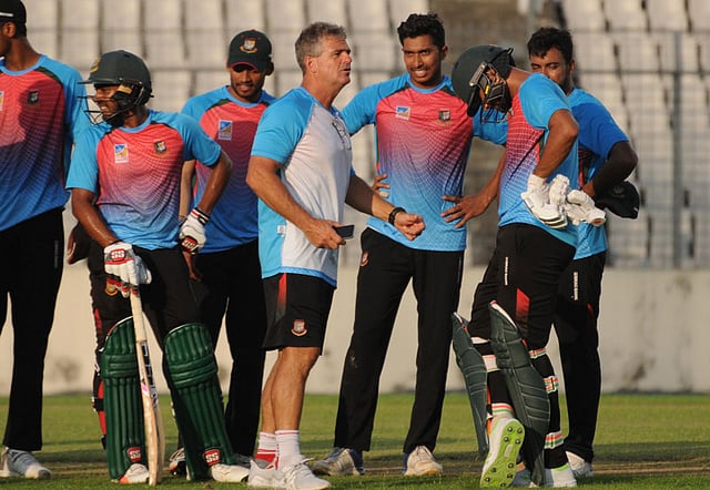শিষ্যদের নিয়ে এখন এশিয়া কাপের প্রস্তুতিতে মগ্ন এই ইংলিশ কোচ। ছবি: শামসুল হক