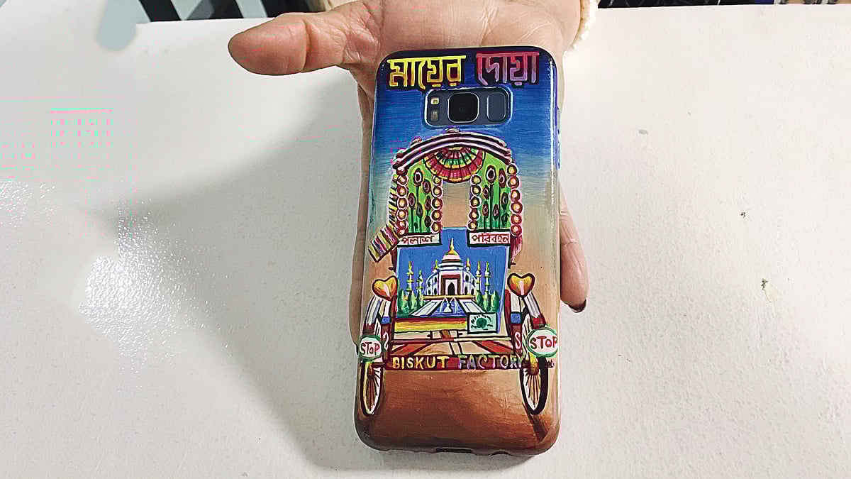 মার্কিন রাষ্ট্রদূত মার্শা বার্নিকাটের হাতে ধরা স্মার্টফোনের খাপে রিকশার ছবি ছবি: মার্কিন দূতাবাস, ঢাকা