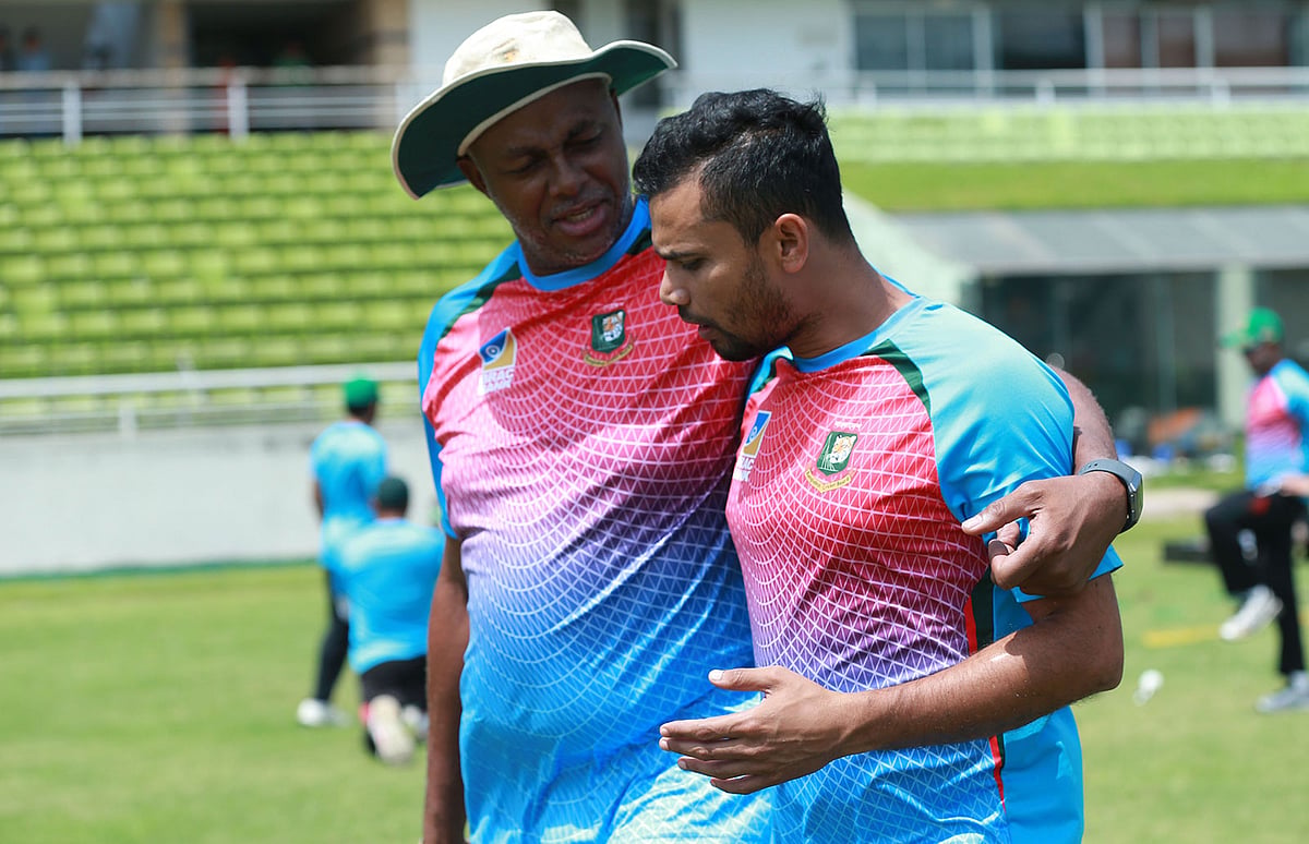 মাশরাফির প্রতি মুগ্ধতার শেষ নেই ওয়ালশের। ফাইল ছবি