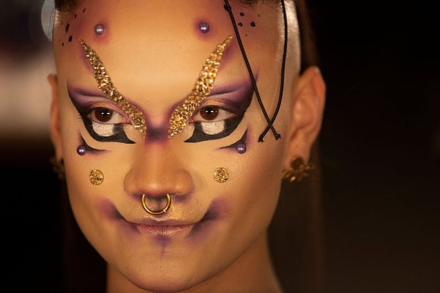 নিউইয়র্ক ফ্যাশন সপ্তাহ উপলক্ষে ব্লন্ডস স্প্রিং/সামার কালেকশন শোয়ের আগে ব্যাকস্টেজে অপেক্ষা করছেন একজন মডেল। ম্যানহ্যাটন, নিউইয়র্ক সিটি, ৭ সেপ্টেম্বর। ছবি: রয়টার্স