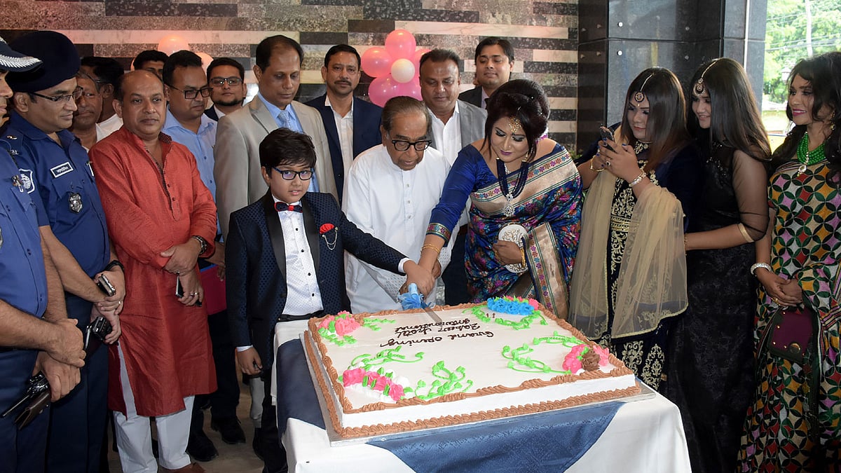 যশোরে আন্তর্জাতিক মানের পাঁচ তারকা হোটেল ‘জাবির হোটেল ইন্টারন্যাশনাল’-এর উদ্বোধন করেন প্রধানমন্ত্রীর রাজনৈতিক উপদেষ্টা এইচ টি ইমাম। ছবি: প্রথম আলো