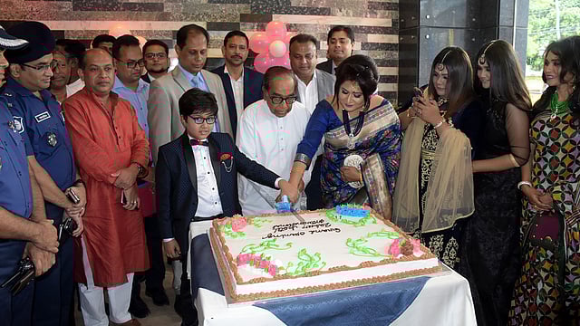 যশোরে আন্তর্জাতিক মানের পাঁচ তারকা হোটেল ‘জাবির হোটেল ইন্টারন্যাশনাল’-এর উদ্বোধন করেন প্রধানমন্ত্রীর রাজনৈতিক উপদেষ্টা এইচ টি ইমাম। ছবি: প্রথম আলো