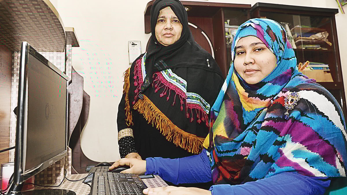 মা মোহছেনা বেগম ও মেয়ে আফরোজা সিদ্দিকা (বসা)—দুজনই এখন আউটসোর্সিংয়ের কাজ করছেন। ছবি: প্রথম আলো