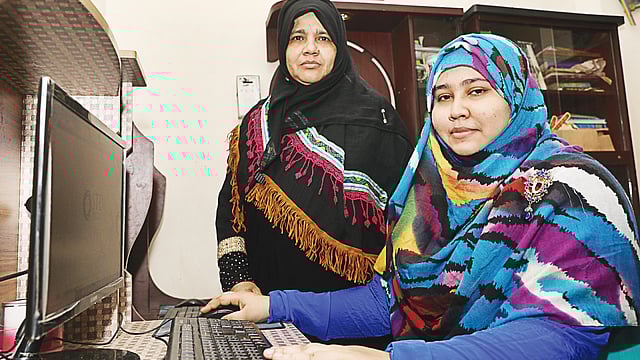 মা মোহছেনা বেগম ও মেয়ে আফরোজা সিদ্দিকা (বসা)—দুজনই এখন আউটসোর্সিংয়ের কাজ করছেন। ছবি: প্রথম আলো