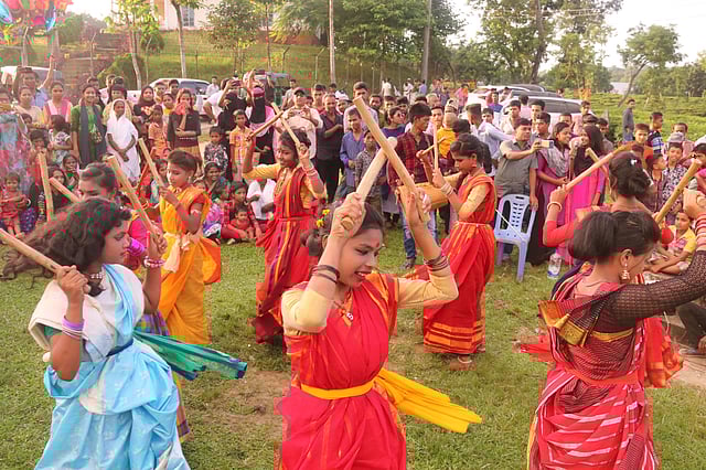 দিনে দিনে হারিয়ে যাচ্ছে গানের সঙ্গে চা-শ্রমিকদের ঐতিহ্যবাহী কাঠি নৃত্য। নিজেদের সংস্কৃতির এ অংশকে টিকিয়ে রাখতে সিলেটের লাক্কাতুরা চা-বাগানের ছেলে-মেয়েদের সংগঠন প্রত্যাশা সাংস্কৃতিক দলের আয়োজনে চলছে সেই কাঠি নৃত্য। শহীদ মিনার, লাক্কাতুরা, সিলেট, ৭ সেপ্টেম্বর। ছবি: আনিস মাহমুদ