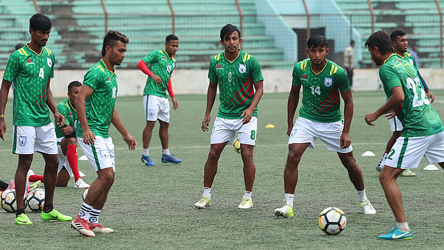 নেপালের বিপক্ষে আজ বাংলাদেশের রক্ষণভাগের কঠিন পরীক্ষা। ছবি: প্রথম আলো