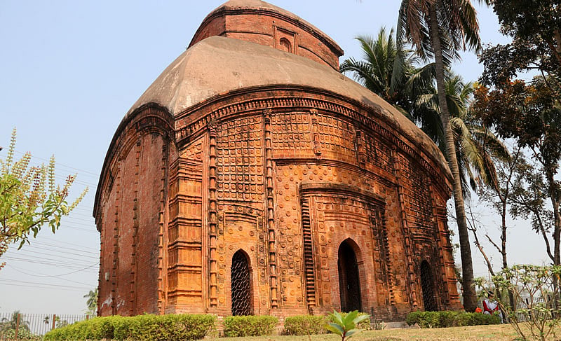 টেরাকোটায় মোড়ানো যশোরের প্রাচীন চাঁচড়া শিবমন্দির। গত শুক্রবারের ছবি।  প্রথম আলো