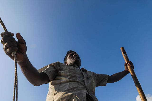 এক হাতে পালের দড়ি, অন্য হাতে হাল।