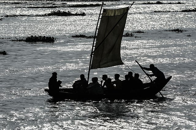চিরাচরিত বাংলার ঐতিহ্য পালতোলা নৌকা এখনো মাঝেমধ্যে দেখা যায় বুড়িগঙ্গায়।