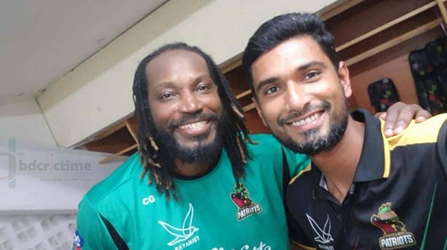 গেইলের সঙ্গে মাহমুদউল্লাহ। ফাইল ছবি