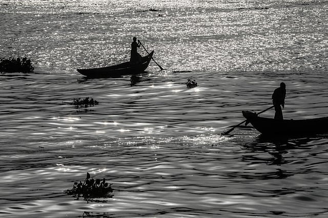 বুড়িগঙ্গায় ঘাটভেদে পারাপারে জনপ্রতি ভাড়া পাওয়া যায় ৫ থেকে ১০ টাকা। দিন শেষে উপার্জন হয় ৩০০ থেকে ৮০০ টাকা। এর মধ্যে নৌকার জমা আছে প্রতিদিন ৬০ থেকে ৮০ টাকা। আর দুপাড়ের ঘাট ইজারাদারকে দিতে হয় আরও ৮০ টাকা।