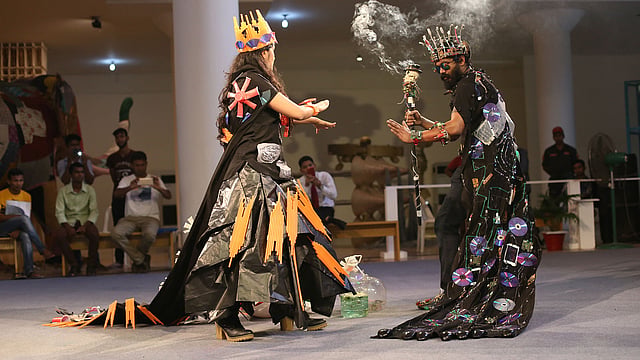 ১৮তম এশিয়ান আর্ট বিয়ানেলে পারফরম্যান্স আর্ট প্রদর্শন করছেন মীর রাব্বি ও ফারহানা আপন। ছবি: সংগৃহীত
