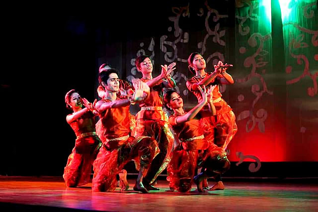 অমিত চৌধুরী ও তাঁর দল