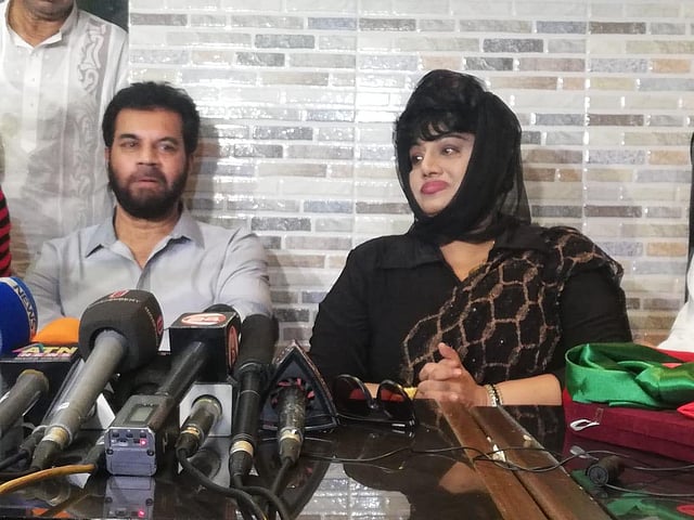 বাংলাদেশ চলচ্চিত্র শিল্পী সমিতির সংবর্ধনা অনুষ্ঠানে ইলিয়াস কাঞ্চন ও অঞ্জু ঘোষ। ছবি : প্রথম আলো