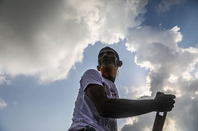 মাঝির শক্তি পেশি। সঙ্গে ঢেউ ভাঙানোর কৌশল।