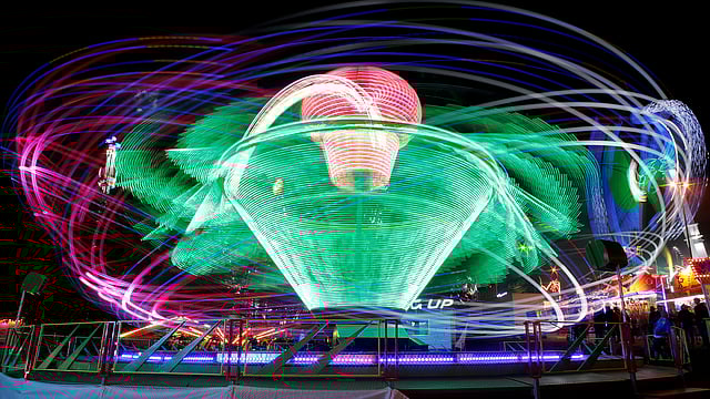 ঐতিহ্যবাহী নাবেনশায়েসন লোক উৎসবে দীর্ঘ এক্সপোজারে নাগরদোলার ছবি। জুরিখ, সুইজারল্যান্ড, ৯ সেপ্টেম্বর। ছবি রয়টার্স