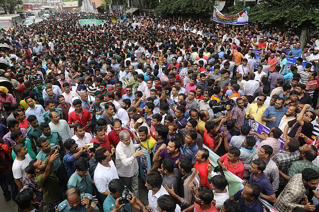 কারাবন্দী খালেদা জিয়ার চিকিৎসা ও মুক্তির দাবিতে মানববন্ধন করে বিএনপি। জাতীয় প্রেসক্লাবের সামনে, তোপখানা রোড, ঢাকা, ১০ সেপ্টেম্বর। ছবি: দীপু মালাকার