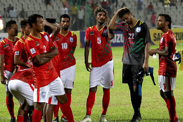 নেপালের বিপক্ষে হারের পর হতাশায় ভেঙে পড়া বাংলাদেশ দল। ছবিঃ প্রথম আলো