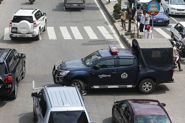 ডিএমপি ঘোষিত ট্রাফিক মাস চলাকালীন আইন মানছেন না স্বয়ং পুলিশ সদস্যরাই। ‘ডানে মোড় নিষেধ’ নির্দেশনা অমান্য করেই চলছে গাড়ি। বাংলা মোটর, ঢাকা, ১০ সেপ্টেম্বর। ছবি: দীপু মালাকার