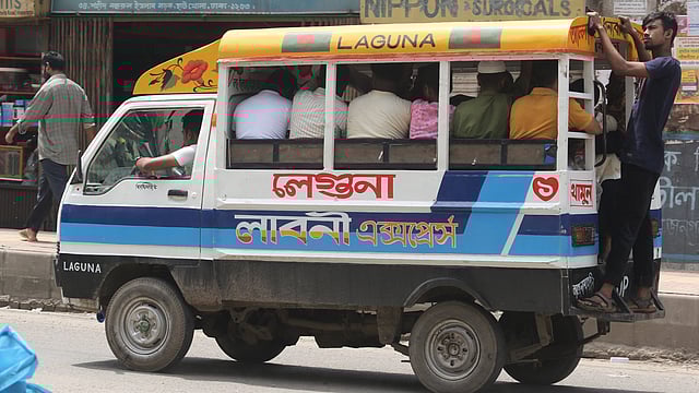 ঢাকা মেট্রোপলিটন পুলিশ কমিশনারের ঘোষণা অনুযায়ী রাজধানীতে লেগুনা বন্ধ হয়নি। নির্বিঘ্নে চলছে। আর কে মিশন রোড, ইত্তেফাক মোড়, ঢাকা, ১০ সেপ্টেম্বর।  ছবি: আবদুস সালাম