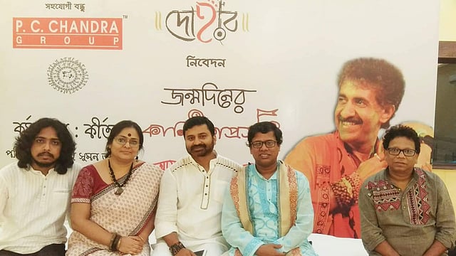 দোহারের সদস্য ও সুমন ভট্টাচার্যের সঙ্গে কালিকাপ্রসাদ ভট্টাচার্যের স্ত্রী ঋতচেতা গোস্বামী
