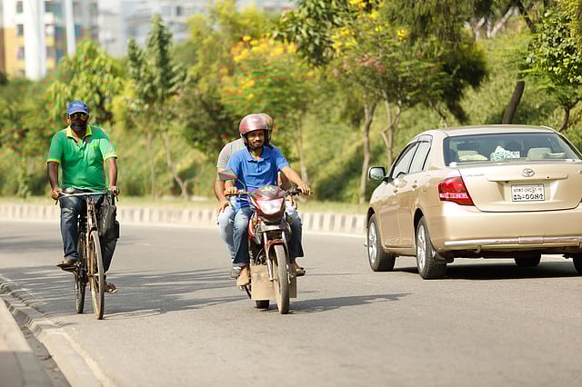 রাজধানীর হাতিরঝিলের বিভিন্ন পয়েন্টে ট্রাফিক আইন অমান্য করে উল্টো পথে দেদারসে চলছে বাইসাইকেল, মোটরসাইকেল। হাতিরঝিলের তেজগাঁও অংশ, ঢাকা, ১০ সেপ্টেম্বর। ছবি: সুমন ইউসুফ