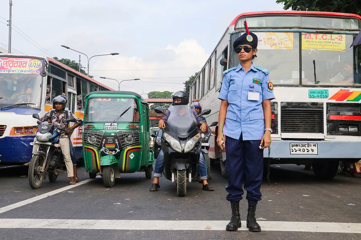সড়কের শৃঙ্খলা বজায় রাখতে ট্রাফিক পুলিশের পাশাপাশি কাজ করছেন স্কাউটের সদস্যরা। ট্রাফিক নিয়ন্ত্রণে কাজ করছেন এক তরুণী। শাহবাগ মোড় এলাকা, ঢাকা, ১০ সেপ্টেম্বর। ছবি: সাবরিনা ইয়াসমীন