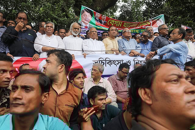 খালেদা জিয়ার চিকিৎসা ও মুক্তির দাবিতে বিএনপি আয়োজিত মানববন্ধনে মহাসচিব মির্জা ফখরুল ইসলাম আলমগীরসহ নেতা-কর্মীরা। জাতীয় প্রেসক্লাবের সামনে, তোপখানা রোড, ১০ সেপ্টেম্বর। ছবি: দীপু মালাকার
