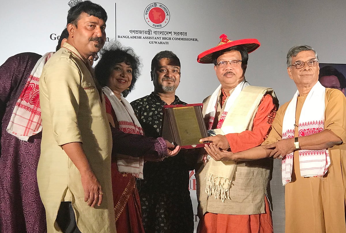 ভূপেন হাজারিকার নামে সম্মাননা গ্রহণ করছেন লিয়াকত আলী। ছবি: সংগৃহীত