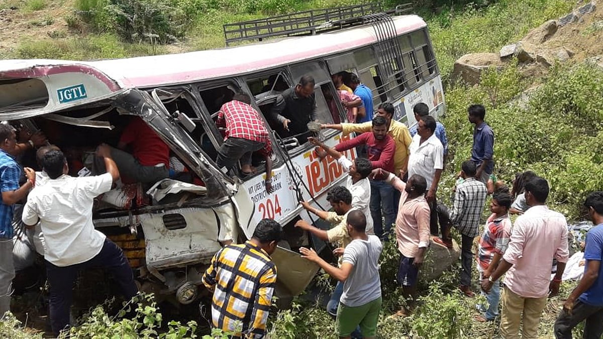 ভারতের তেলেঙ্গানা রাজ্যে একটি বাস দুর্ঘটনায় ৪০ জন নিহত হয়েছে। ছবি: টুইটার থেকে নেওয়া