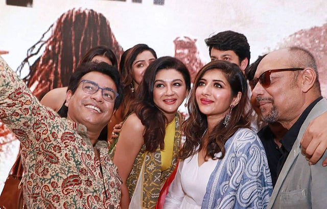 ‘এক যে ছিল রাজা’ ছবির ট্রেলার মুক্তির অনুষ্ঠানে শিল্পীদের সেলফি