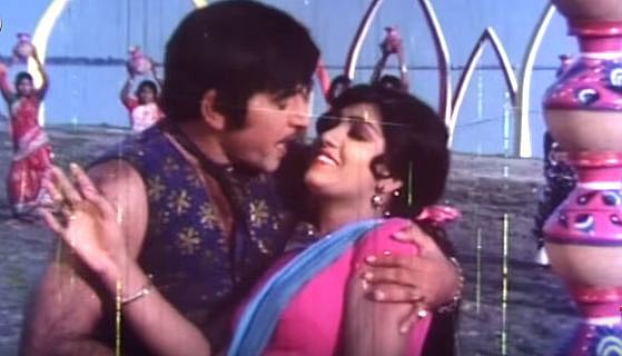 ‘নরম গরম’ ছবির ‘ওরে ও বাঁশিওয়ালা’ গানের দৃশ্যে জাভেদ ও অঞ্জু ঘোষ