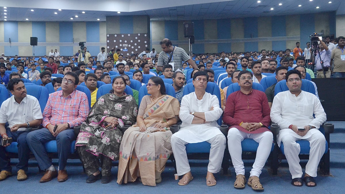 দক্ষিণ কলকাতার নজরুল মঞ্চে তৃণমূল আয়োজিত এক সমাবেশে বক্তব্য দেন যুব তৃণমূল নেতা অভিষেক বন্দ্যোপাধ্যায়। ছবি: ভাস্কর মুখার্জি