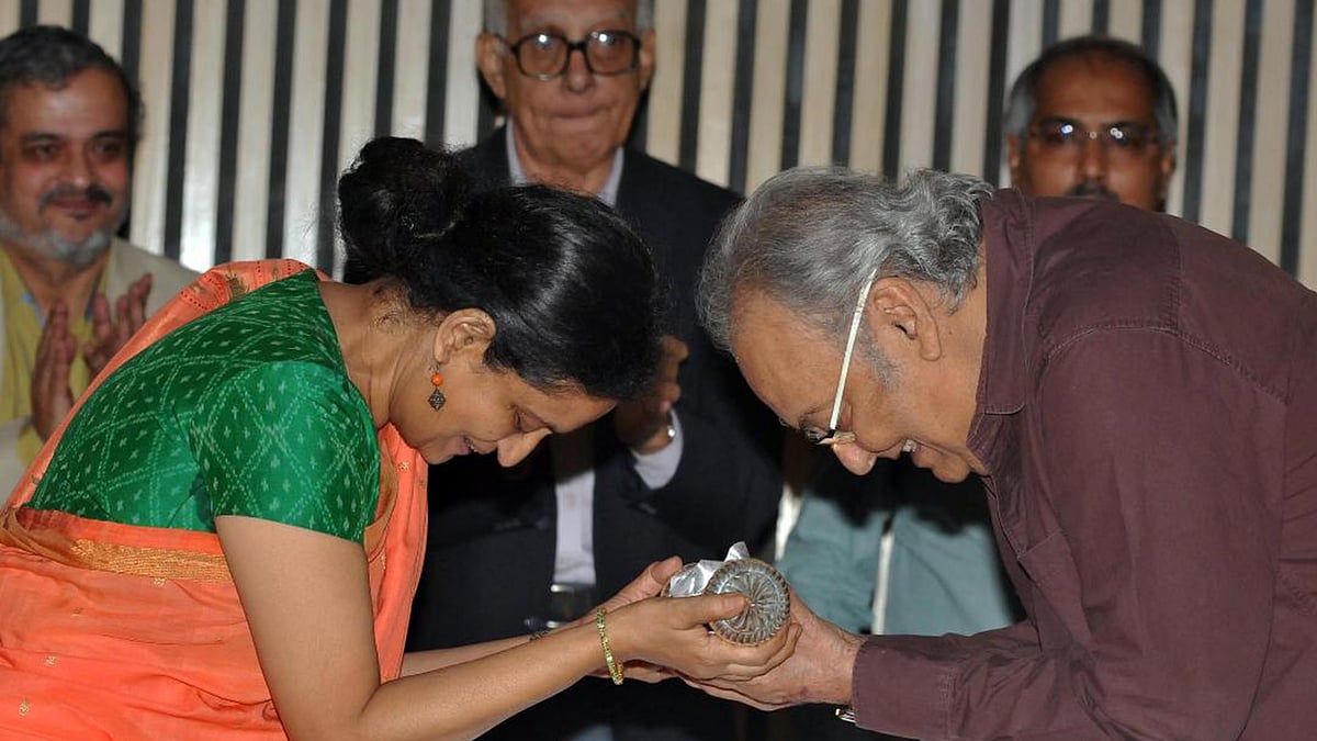 প্রেসিডেন্সি বিশ্ববিদ্যালয় থেকে সাম্মানিক ডি-লিট পেয়েছেন সৌমিত্র চট্টোপাধ্যায়। ছবি: ভাস্কর মুখার্জি