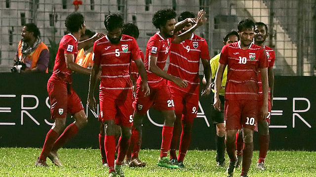 ইব্রাহিমের প্রথম গোলের পর তাঁকে ঘিরে মালদ্বীপের বাকি খেলোয়াড়দের উল্লাস। ছবি: প্রথম আলো