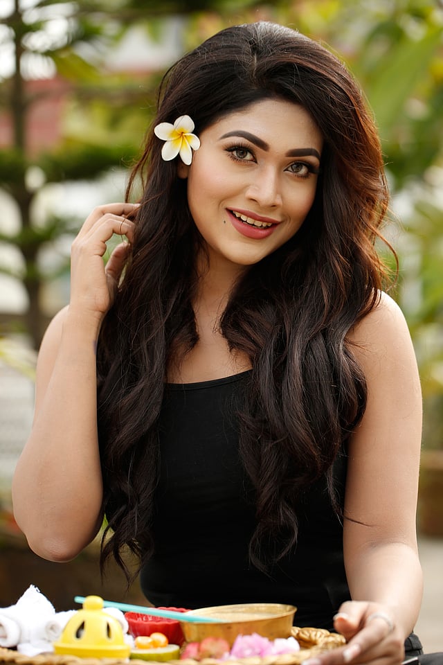 নিজের যত্ন নিতেই হবে। মডেল: পিয়া বিপাশা, ছবি: অধুনা