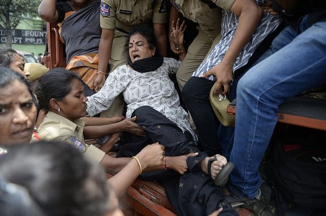 ভারতেরে কবি ভারভারা রাওকে আটকের প্রতিবাদে মানবাধিকারকর্মীদের মিছিলে পুলিশের হামলা। ছবি: এএফপি