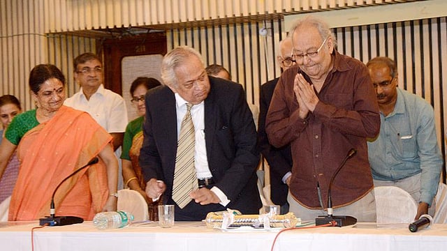 বিশেষ সমাবর্তন অনুষ্ঠানে অতিথিদের সঙ্গে সৌমিত্র চট্টোপাধ্যায়। ছবি: ভাস্কর মুখার্জি