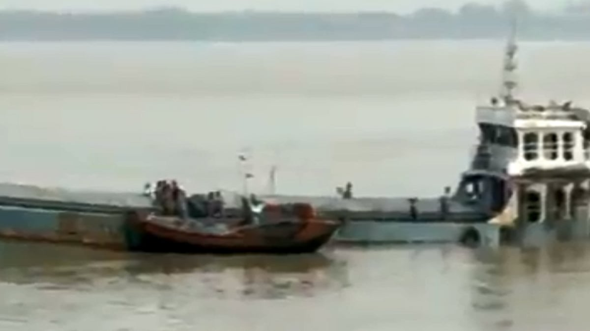 ডুবে যাওয়া বার্জ। ছবি: সংগৃহীত
