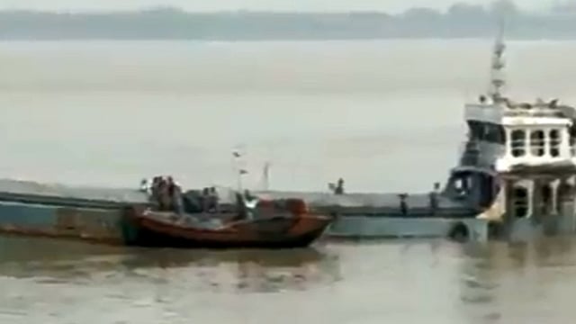 ডুবে যাওয়া বার্জ। ছবি: সংগৃহীত