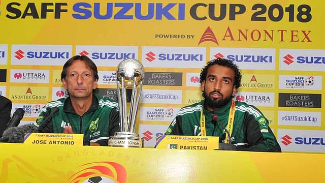 সংবাদ সম্মেলনে পাকিস্তান দলের কোচ ও অধিনায়ক। ছবি: সংগৃহীত