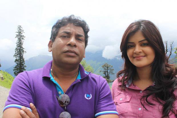 ‘মেঘ বালিকা’র শুটিংয়ে ফাঁকে মোশাররফ করিমের সঙ্গে মধুমিতা সরকার