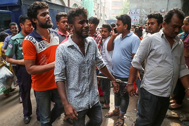 গত কয়েক দিনে রাজধানীর বিভিন্ন এলাকা থেকে আটক বিএনপির নেতা-কর্মীসহ সন্দেহভাজনদের আদালতে আনা হলে স্বজনেরা ভিড় জমান। জজকোর্ট এলাকা, ঢাকা, ১৩ সেপ্টেম্বর। ছবি: সাজিদ হোসেন